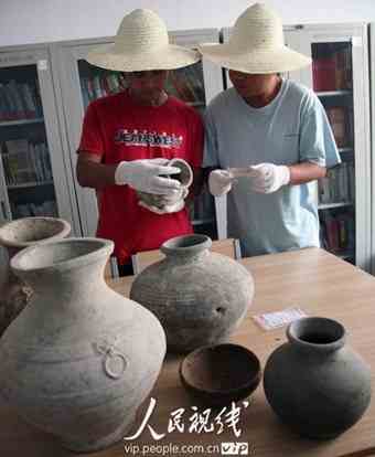 Archaeologists classifying and labeling those excavated cultural relics in Baofeng County, Henan Province.