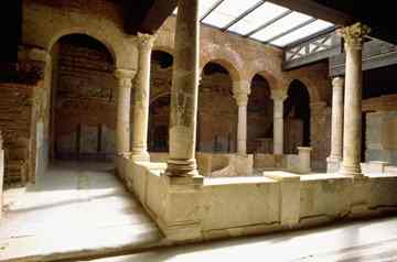 The most selct residential villas were built around individual courtyards.