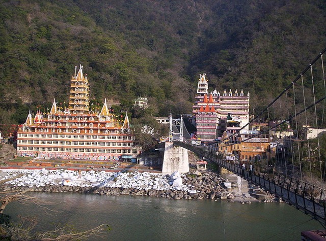 [800pxRishikesh_view_across_bridge5.jpg]