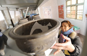 新华社照片，郑州，2010年1月12日<br />    河南新郑望京楼遗址新发现夏商两座大型城址<br />    1月12日，一名工作人员在整理望京楼遗址发掘出土的文物。<br />    郑州市文物考古研究院日前在对河南省新郑市望京楼遗址考古发掘中，发现了夏代和商代两座大型城址，并发现了外廓城，城址总面积达168万平方米。专家初步推测，夏代城址可能为夏之某一方国都邑，商代城址则可能是商代前期的一座军事重镇。<br />    新华社记者赵鹏摄