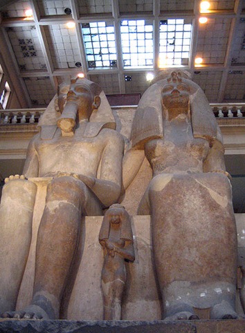 [443px-Colossal_Amenhotep_III_statue[5].jpg]