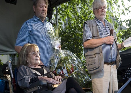 Lena Nyman får årets Cornelis Vreeswijk-stipendium, utdelat av Silas Bäckström (med mikrofonen i handen).