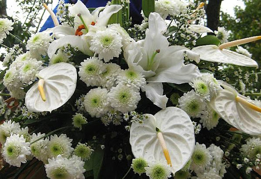 white flowers decorating a carroza
