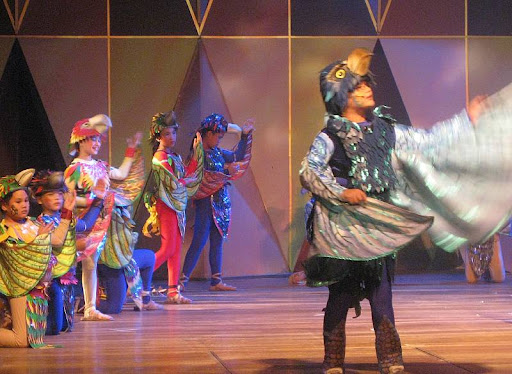 the king eagle and other birds in the Ateneo Children's Theater's 'Adarna at ang Alaala ng Kristal'