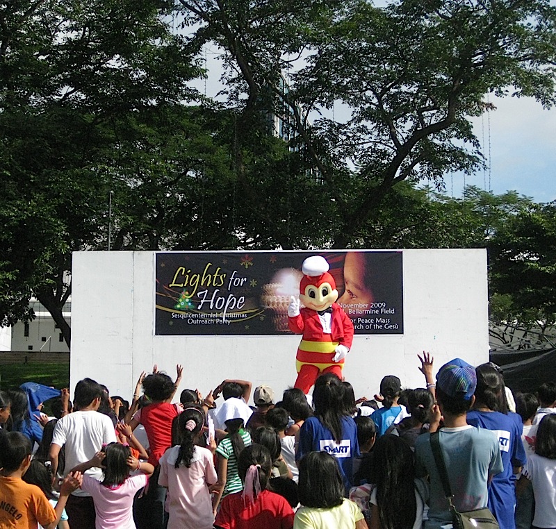 Jollibee dancing during the Lights for Hope Christmas outreach
