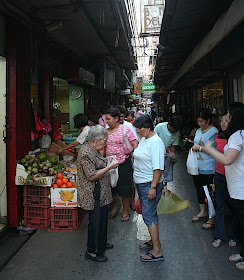 alley with market stalls in Manila's Chinatown