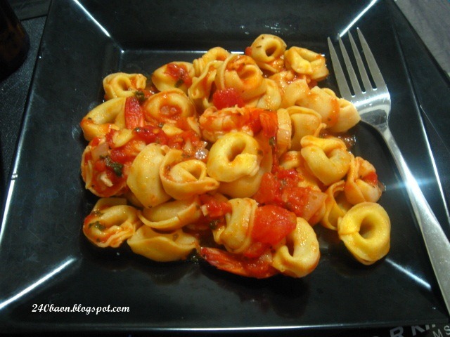 [tortellini with shrimps in tomato sauce[6].jpg]