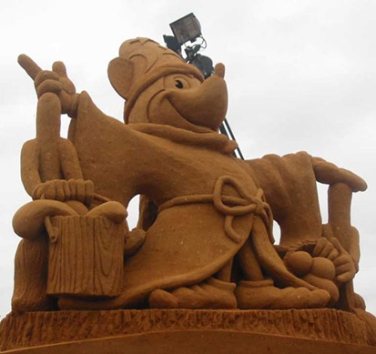 mickey-mouse-sand-sculpture