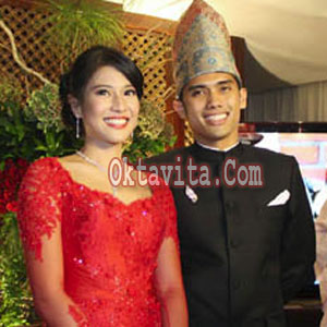 Foto Lamaran Dian Sastro dan Indraguna Sutowo – Oktavita.Com