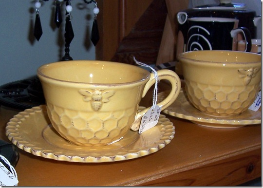 bee teacup