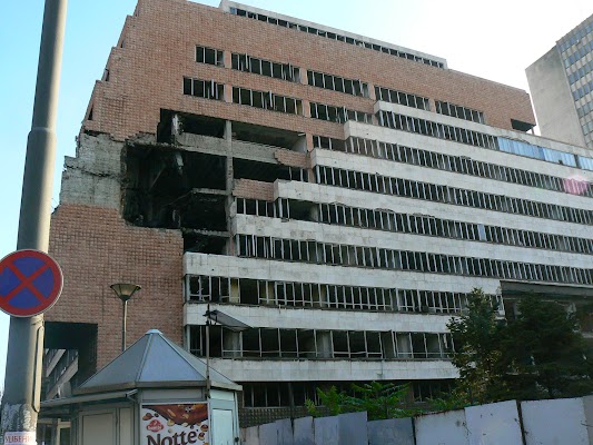 Imagini Serbia: Ministerul Apararii bombardat de NATO in Belgrad