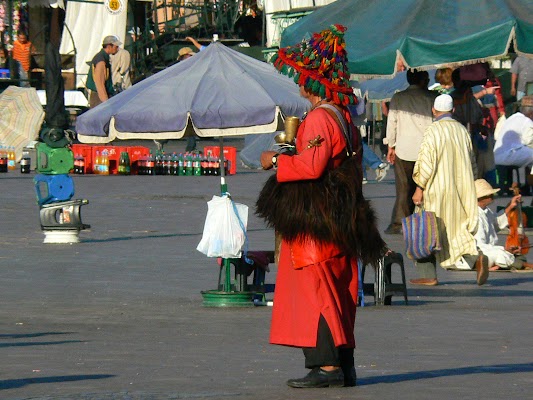 Obiective turistice Maroc: Jema el-Fnaa Marrakech - vanzatori de apa.JPG