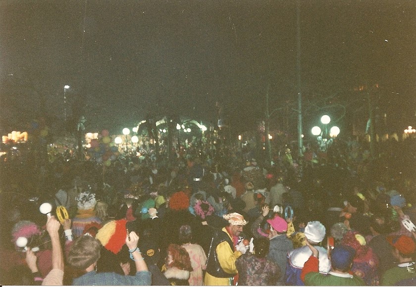 96. (3.03.1992, Maastricht, sfarsitul Carnavalului in Vrijthof).jpg