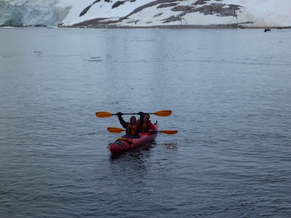 Imagini Antarctica: canoe in Antarctica.JPG