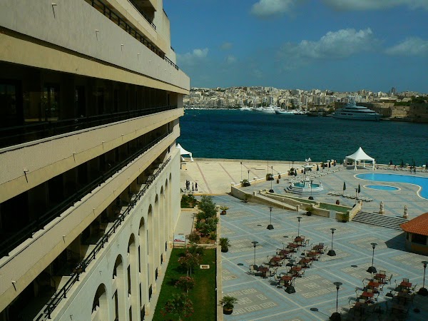 10. curte interioara hotel Excelsior Malta.JPG