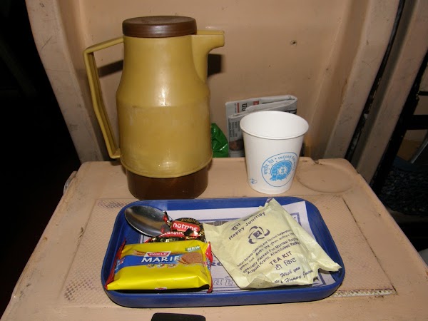 Imagini India: mic dejun in tren.JPG