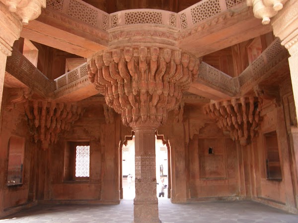 Obiective turistice India: divanul inteleptilor de la Fatehpur Sikri.JPG