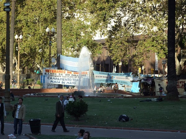 Obiective turistice Argentina: manifestatiile in plaza de Mayo sunt frecvente.JPG