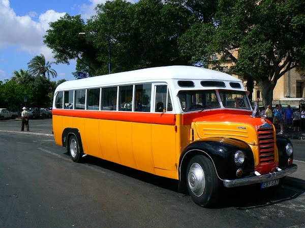 Atractii turistice Malta autobuz Malta, autogara din Valletta