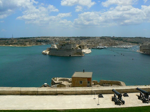 Obiective turistice Malta: Vittoriosa vazuta din Valletta.JPG