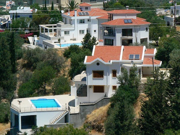 Obiective turistice Cipru de Nord: vile in Bellapais.JPG