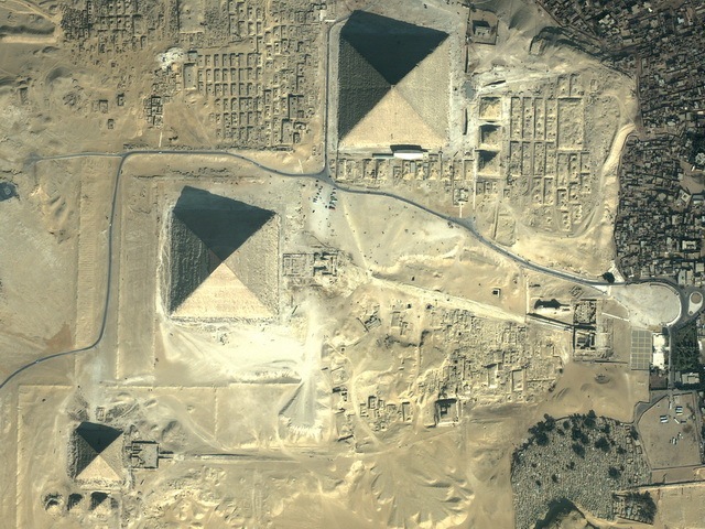 [great-pyramids-of-giza_www.wonders-world.com_807[2].jpg]