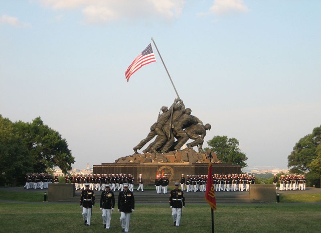 [800px-USMC_War_Memorial_Sunset_Parade_2008-07-08[5].jpg]