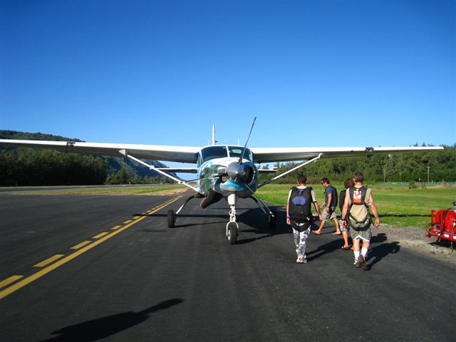 [Hawaii Skydiving_08 (Large)[2].jpg]