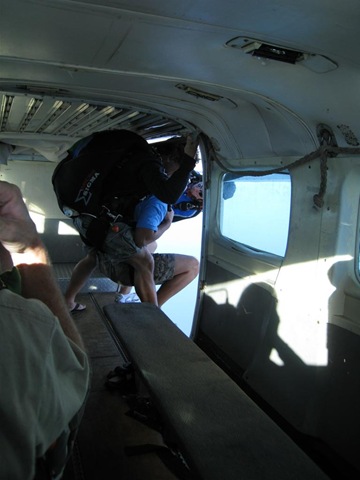 [Hawaii Skydiving_22 (Large)[2].jpg]