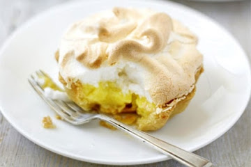 Little lemon meringue pies