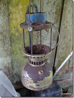 Old_kerosene_pressure_lamp