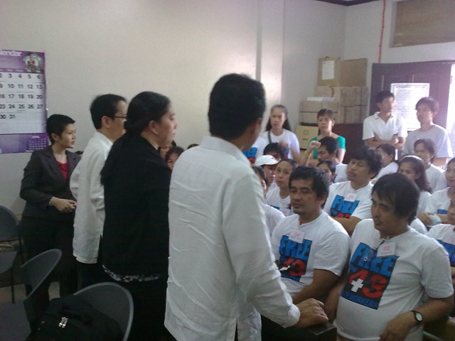 [Defense lawyers in consultation with Morong health workers[2].jpg]