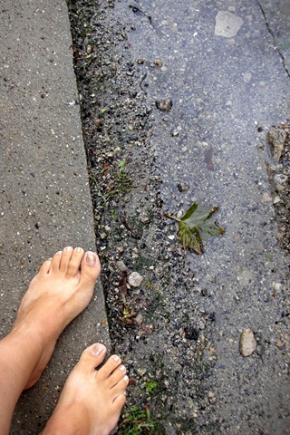 [Wet Barefoot Run 9755[4].jpg]