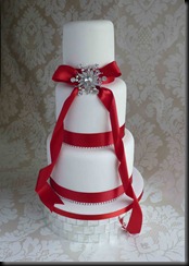 3-Tier-Tall-wedding-cake-with-Brooche