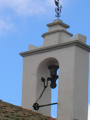 La campana de la ermita tiene su protagonismo el día de la Romería, ya que no cesa de sonar en todo el día, y es tradición, tirar de la soga de la campana al llegar a visitar a la Virgen en su santuario. Foto: Pozoblanco News, las noticias y la actualidad de Pozoblanco (Córdoda)* www.pozoblanconews.blogspot.com