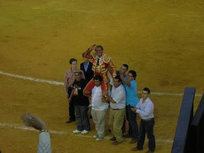 José Luis Moreno celebrando su gran triunfo en la feria de Pozoblanco del 2009. Foto: Pozoblanco News, las noticias y la actualidad de Pozoblanco (Córdoba)* www.pozoblanconews.blogspot.com