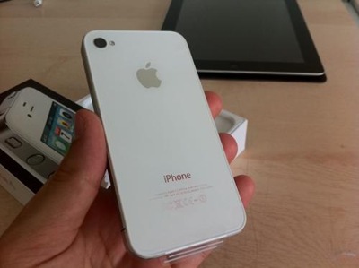 比利時、義大利等地已經有消費者先行拿到了白色 iPhone4 