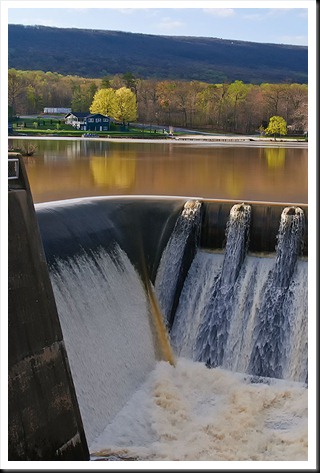 Water_over_the_dam