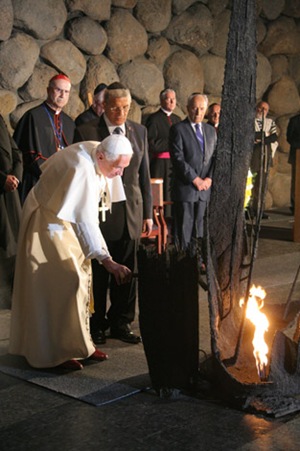 El Papa Benedicto XVI aviva la Llama Eterna en la Sala del Recuerdo - Yad Vashem