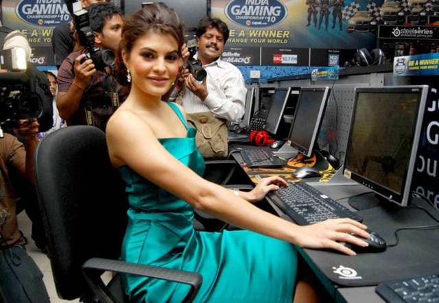 [Jacqueline-Fernandez-Gillette-Event-2[4].jpg]