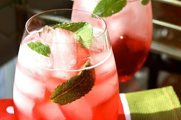 Perfect Holiday Cocktail Recipe: The Campari Mint Spritz