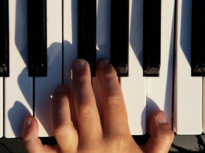 [hand-on-piano[23].jpg]