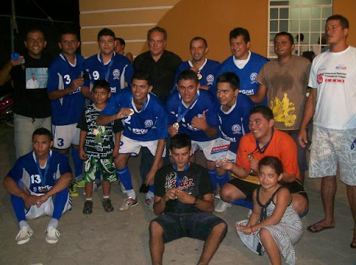Time do Casarão, em pose para recordar a conquista, no alto o Prefeito com a camisa do time