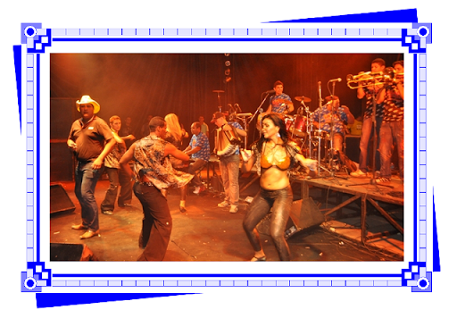 Banda 100% Abusado, durante o show no sábado de aleluia