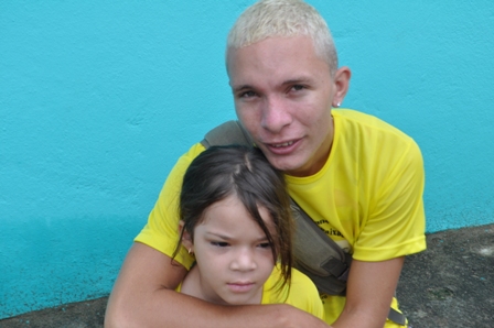 Fotos dos organizadores e atores da Encenação da Paixão de Cristo, esperando o transporte para irem ao Aqua Mac