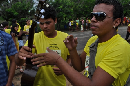 Os cantores e tocadores mais desafinados do mundo, aproveitando a multidão para se apresentar