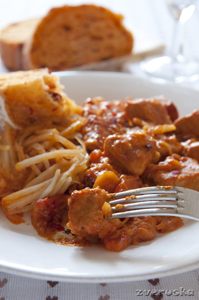 Гуляш с картофелем жюльен