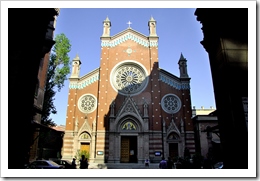 「St. Anthony of Padua Cathedral」（帕多瓦聖安東尼大教堂） ，是羅馬天主教會在伊斯坦堡最大的教堂，建築雄偉不凡，聖龕後三面彩色玻璃落地窗尤其可觀。
