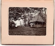 Bewoners van de Sirotta eilanden, nu West Papoea | Een woonhuis van de inheemse bevolking, Banda Neira