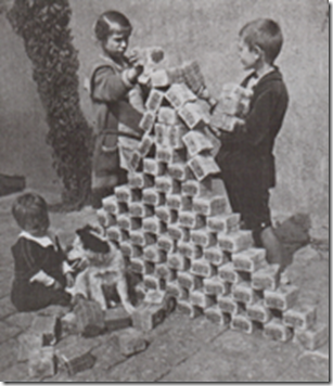 Nens alemanys jugant amb bitllets que havien perdut tot el valor a causa de la hiperinflació